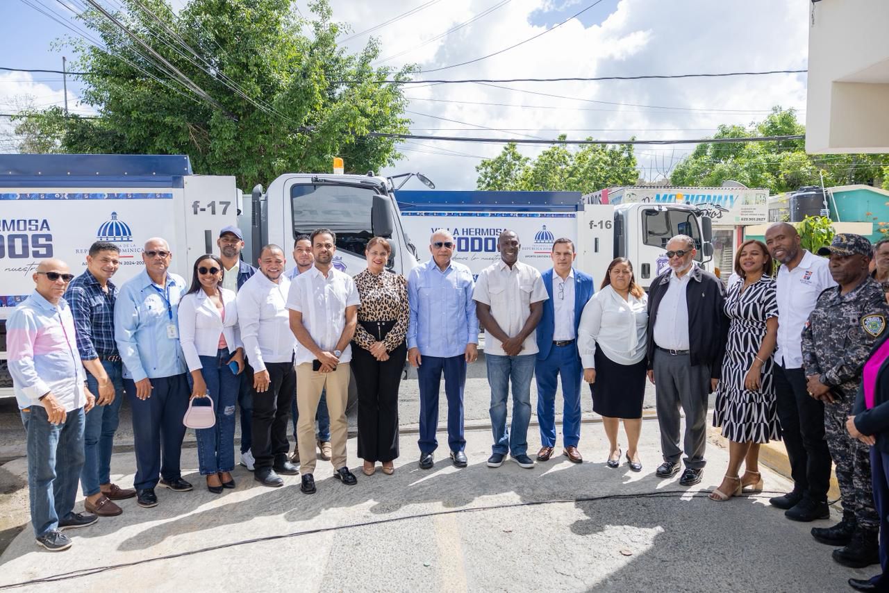 Ministro Bautista entrega  nuevos camiones compactadores en Villa Hermosa, La Romana y La Caleta, Boca Chica