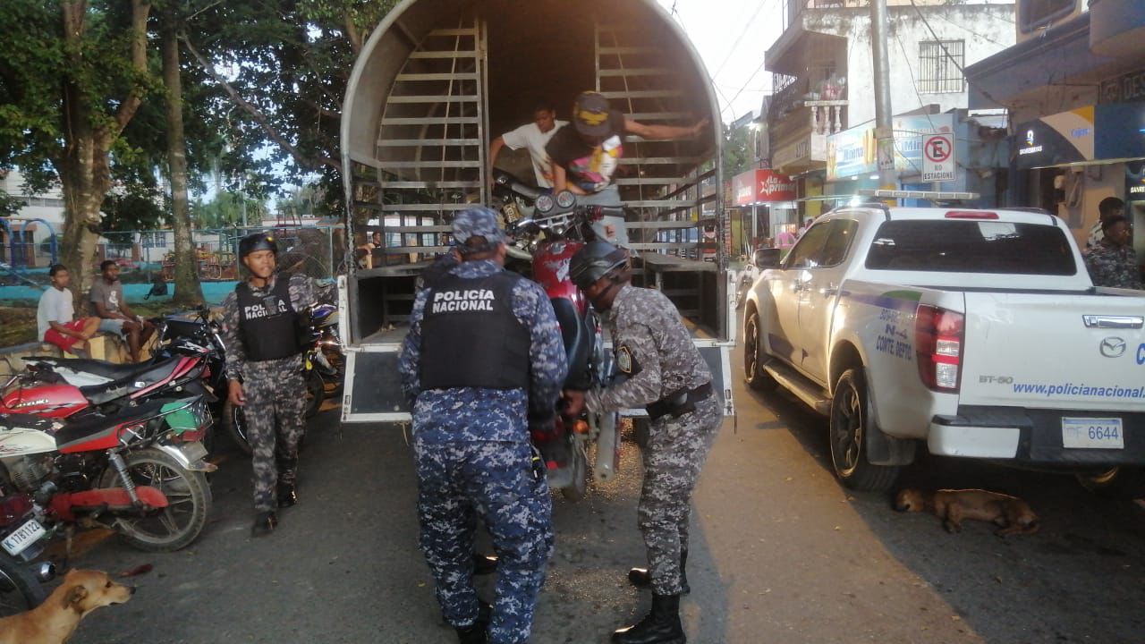 Armas, drogas y máquinas tragamonedas ocupadas durante operativos en Santo Domingo Norte y Monte Plata