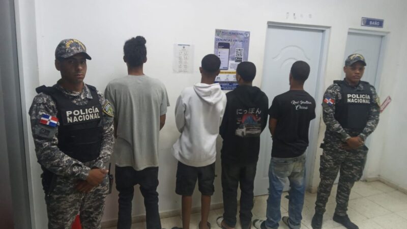 Policía detiene antisociales, ocupa drogas y recupera motocicletas robadas en SDN