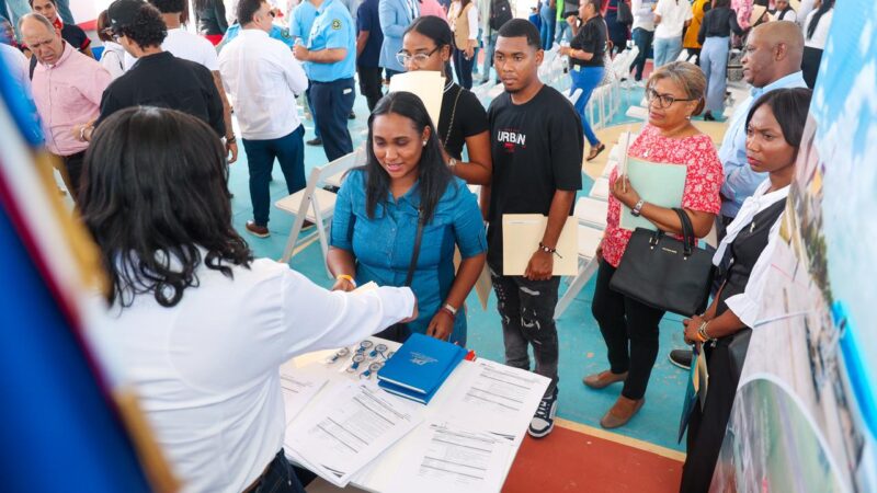 Departamento Aeroportuario recibe solicitudes de jóvenes en cuarta feria de empleo del sector aeronáutico