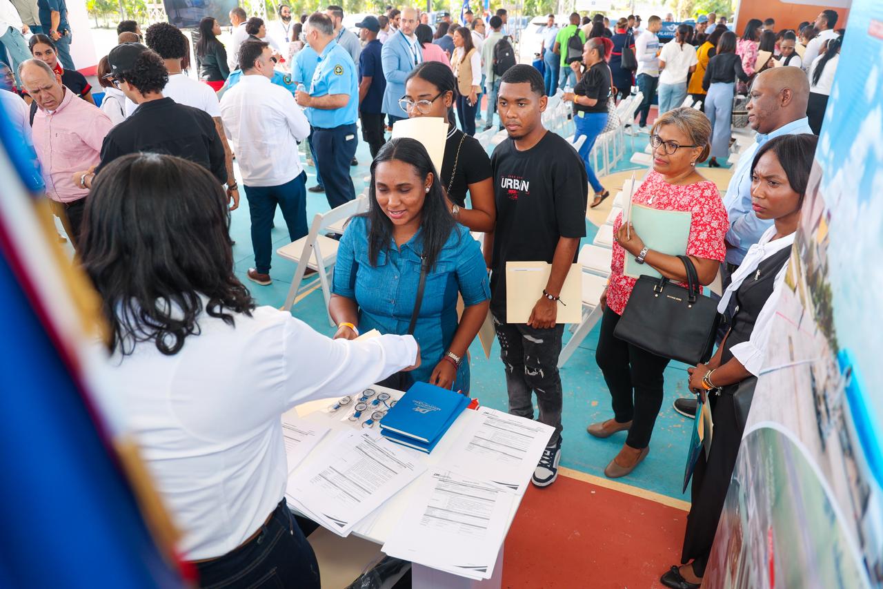 Departamento Aeroportuario recibe solicitudes de jóvenes en cuarta feria de empleo del sector aeronáutico