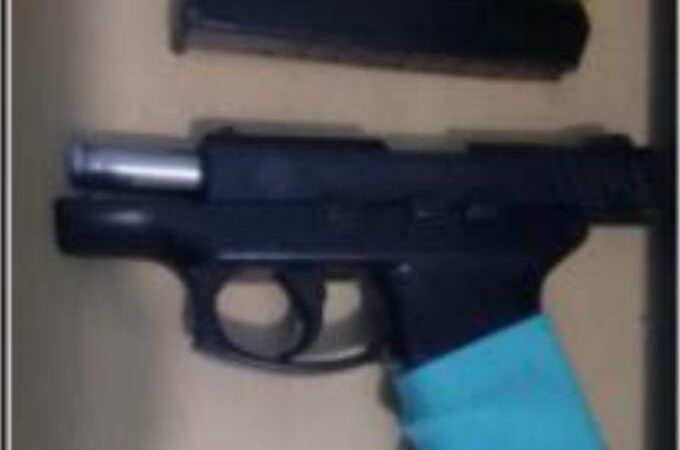Policía Nacional retiene arma de fuego al artista urbano «Donaty» durante presentación en Santo Domingo Norte
