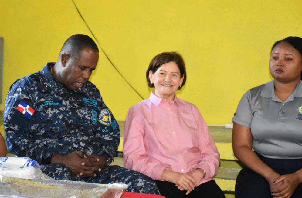 Gobernadora Angela Yadira Báez, comparte almuerzo navideño con privados de libertad de la cárcel de Bani hombres