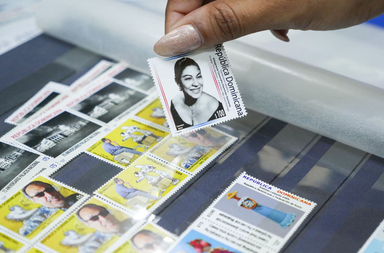 Día Mundial del Sello Postal: INPOSDOM destaca la filatelia como instrumento de identidad y memoria histórica