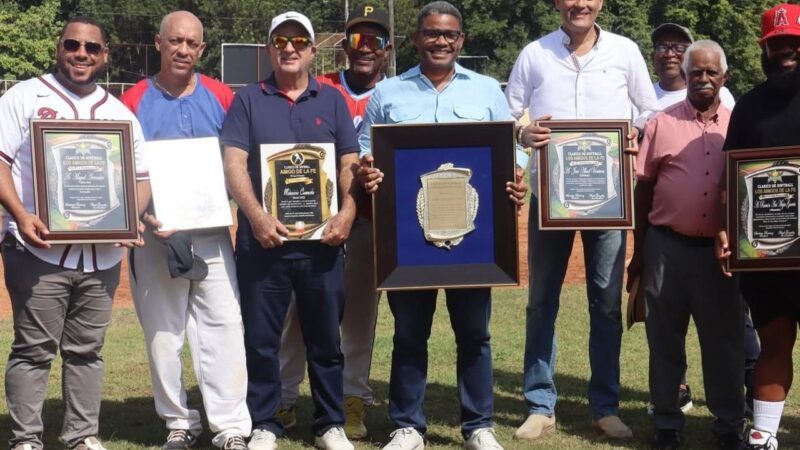 Clásico de Softbol Amigos de La Fe reconoce a Robert Polanco por su trayectoria y compromiso comunitario