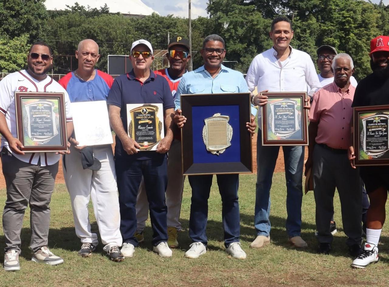 Clásico de Softbol Amigos de La Fe reconoce a Robert Polanco por su trayectoria y compromiso comunitario