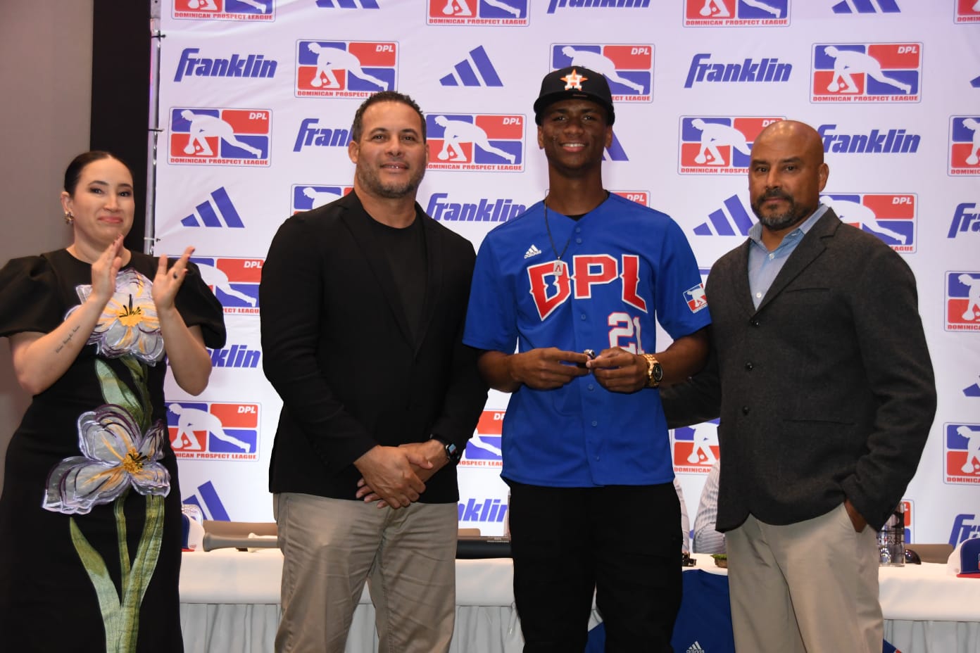 La DPL presenta 24 novatos firmados  Con bonos que ascienden los 22 millones