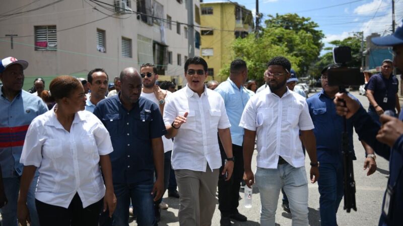 Fellito Suberví llega a Guachupita con maquinarias y un amplio personal para solucionar problemas demanda ese sector