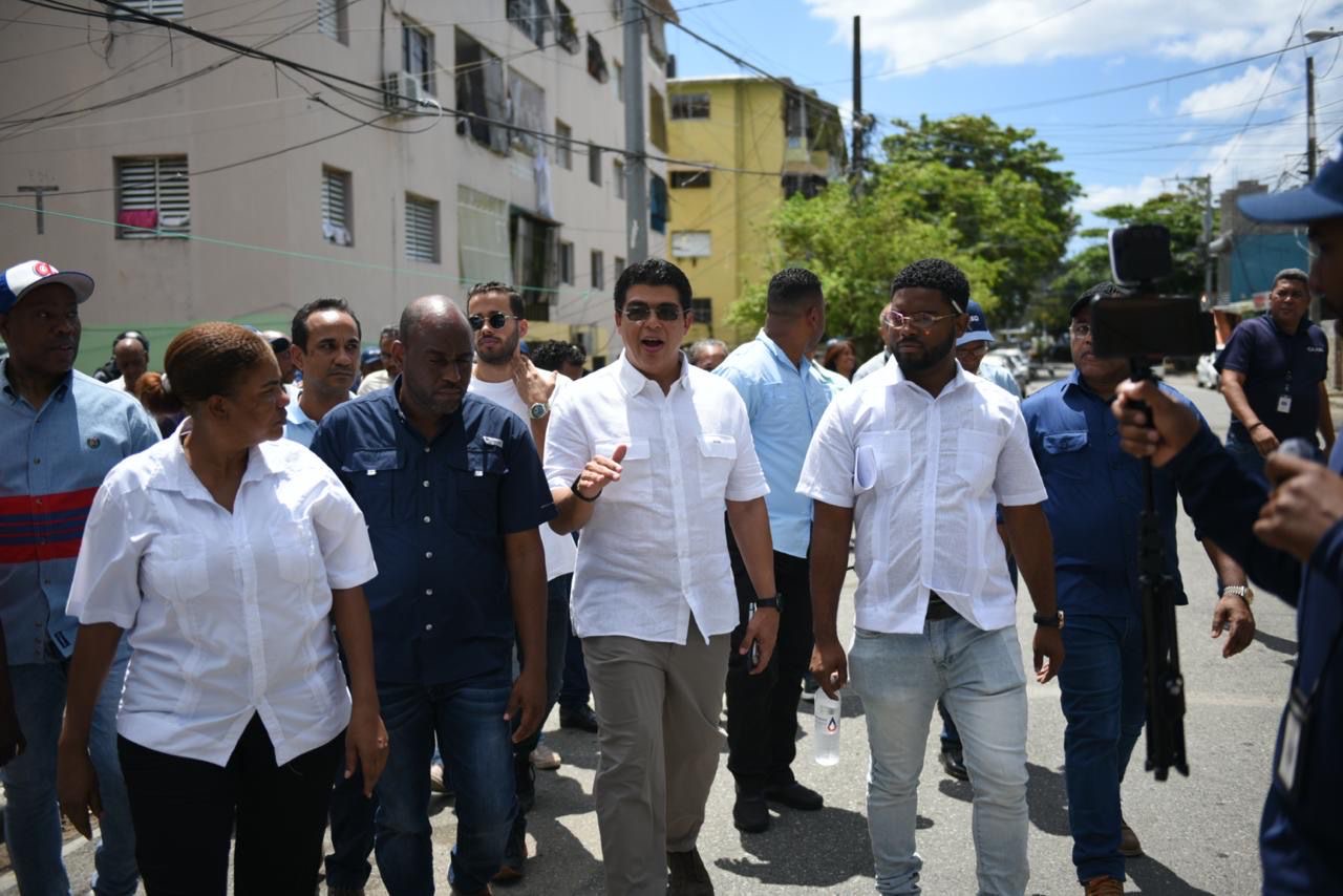 Fellito Suberví llega a Guachupita con maquinarias y un amplio personal para solucionar problemas demanda ese sector