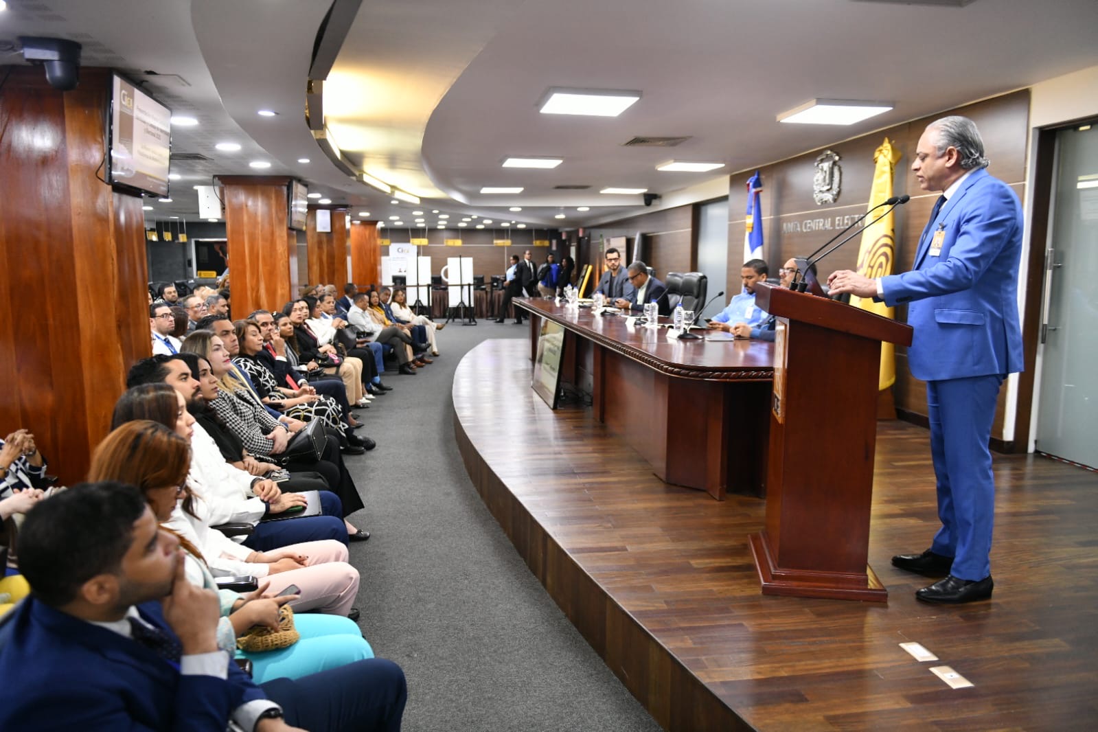 JCE socializa con entidades financieras elementos tecnológicos de la nueva cédula