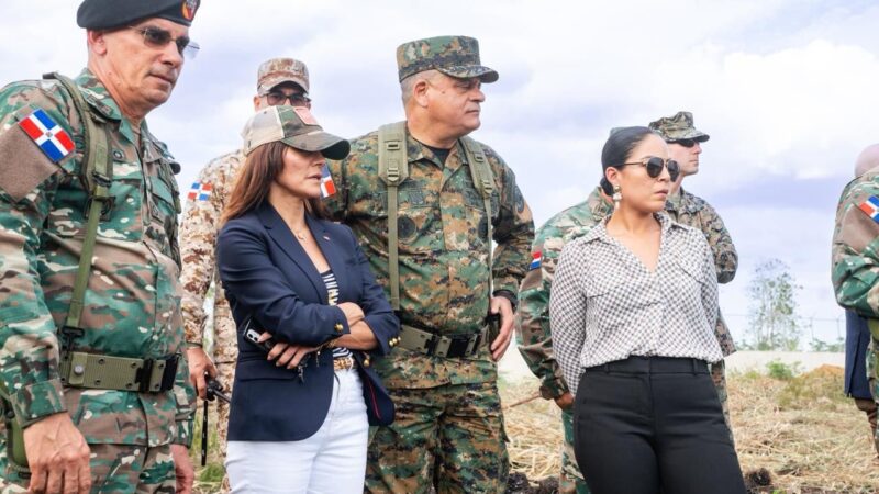 Ministro de Defensa y embajadora de Estados Unidos realizan recorrido por la zona fronteriza de Dajabón