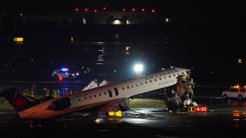 Avión choca con camión de bomberos en el aeropuerto de New York