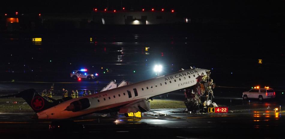Avión choca con camión de bomberos en el aeropuerto de New York