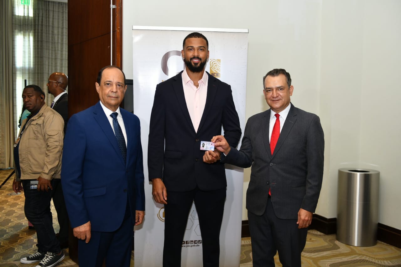 JCE entrega nueva cédula a integrantes de la selección dominicana del Clásico Mundial de Béisbol 2026