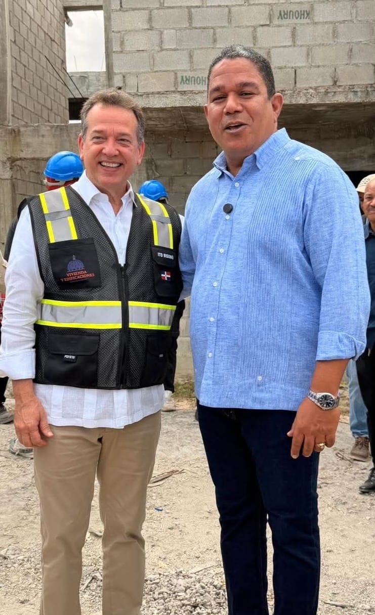 Ministro Ito Bisonó, senador Moisés Ayala y autoridades supervisan construcción de Ciudad Esperanza en Villa Central de Barahona