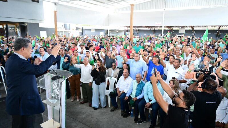 Leonel Fernández juramenta en la FP al exgobernador de Hermanas Mirabal y dirigentes del PRM y PLD