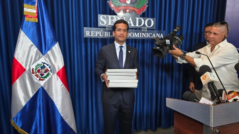 Omar Fernández reintroduce proyecto que elimina pago de anticipos por mipymes y otros 10 proyectos
