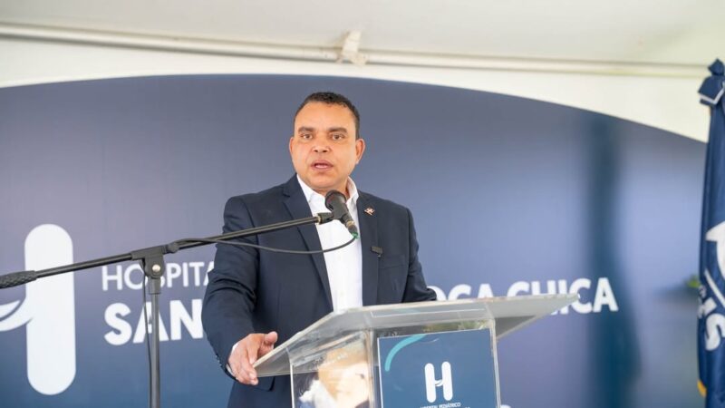 Director del SNS da primer palazo para la construcción del Hospital Pediátrico San Andrés en Boca Chica