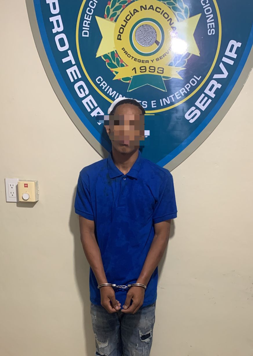 *DICRIM apresa a “Genial”, “Campe” y otros por distintos delitos; ocupa arma ilegal y recupera objetos sustraídos en Villa Mella, SDN*  *Santo Domingo Norte.—* Agentes de investigación adscritos a la Dirección Regional Santo Domingo Norte de la Policía Nacional apresaron en el sector Villa Mella a varios individuos vinculados a múltiples hechos delictivos, entre ellos robos.  Entre los detenidos figura Alfredo Monte de Oca, alias “Genial”, contra quien pesaba la orden de arresto No. RAJ-2026-06124, acusado de sustraer equipos electrónicos que posteriormente fueron recuperados por las autoridades.  Asimismo, Rafael Hernández fue capturado en flagrante delito cuando intentaba penetrar a una vivienda con el propósito de sustraer varias planchas de zinc.  En otro hecho, Víctor Augusto Santana Berroa y Joel Burgos Martínez, alias “Campe”, fueron detenidos por haber sustraído varios equipos electrónicos de una vivienda, los cuales también fueron recuperados por la institución.  De igual manera, otros individuos fueron apresados en cumplimiento de órdenes de arresto por su presunta vinculación a diversos delitos.  Durante los operativos, agentes policiales recuperaron además un arma de fuego ilegal, abandonada por varios individuos que, al notar la presencia policial mientras se desplazaban por una vía del referido sector, emprendieron la huida.  De acuerdo con el informe, los operativos preventivos realizados en horas de la madrugada han permitido contrarrestar acciones delictivas en zonas comerciales y residenciales del municipio.