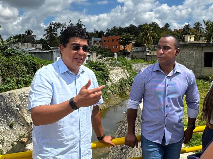 Fellito Suberví inspecciona trabajos en cañadas Guajimía y Los Girasoles