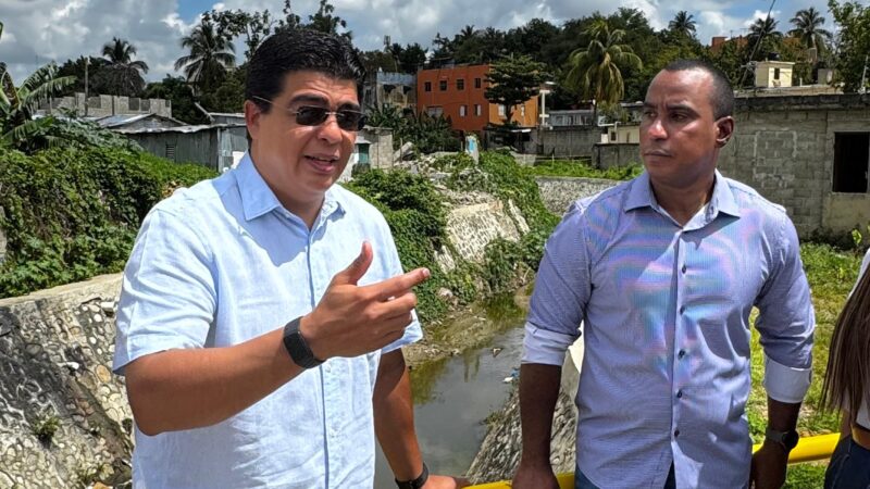 Fellito Suberví inspecciona trabajos en cañadas Guajimía y Los Girasoles