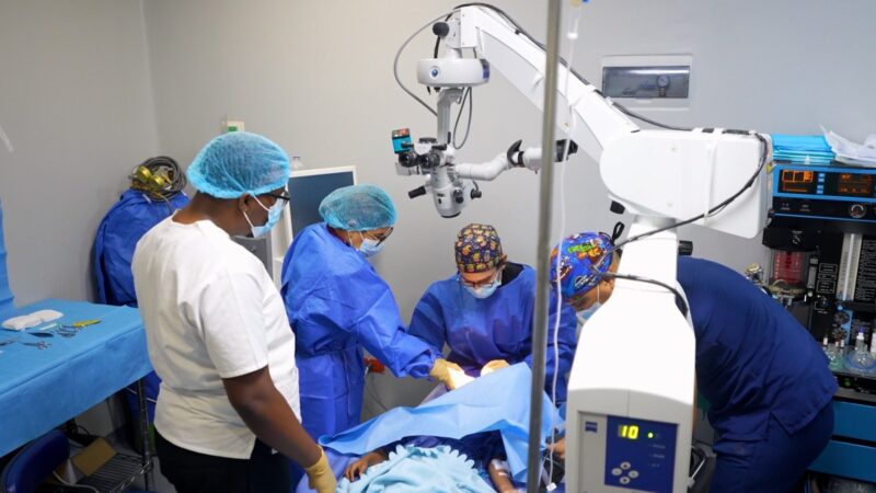 El INABIE transformará la vida de 9 estudiantes con cirugías oculares especializadas