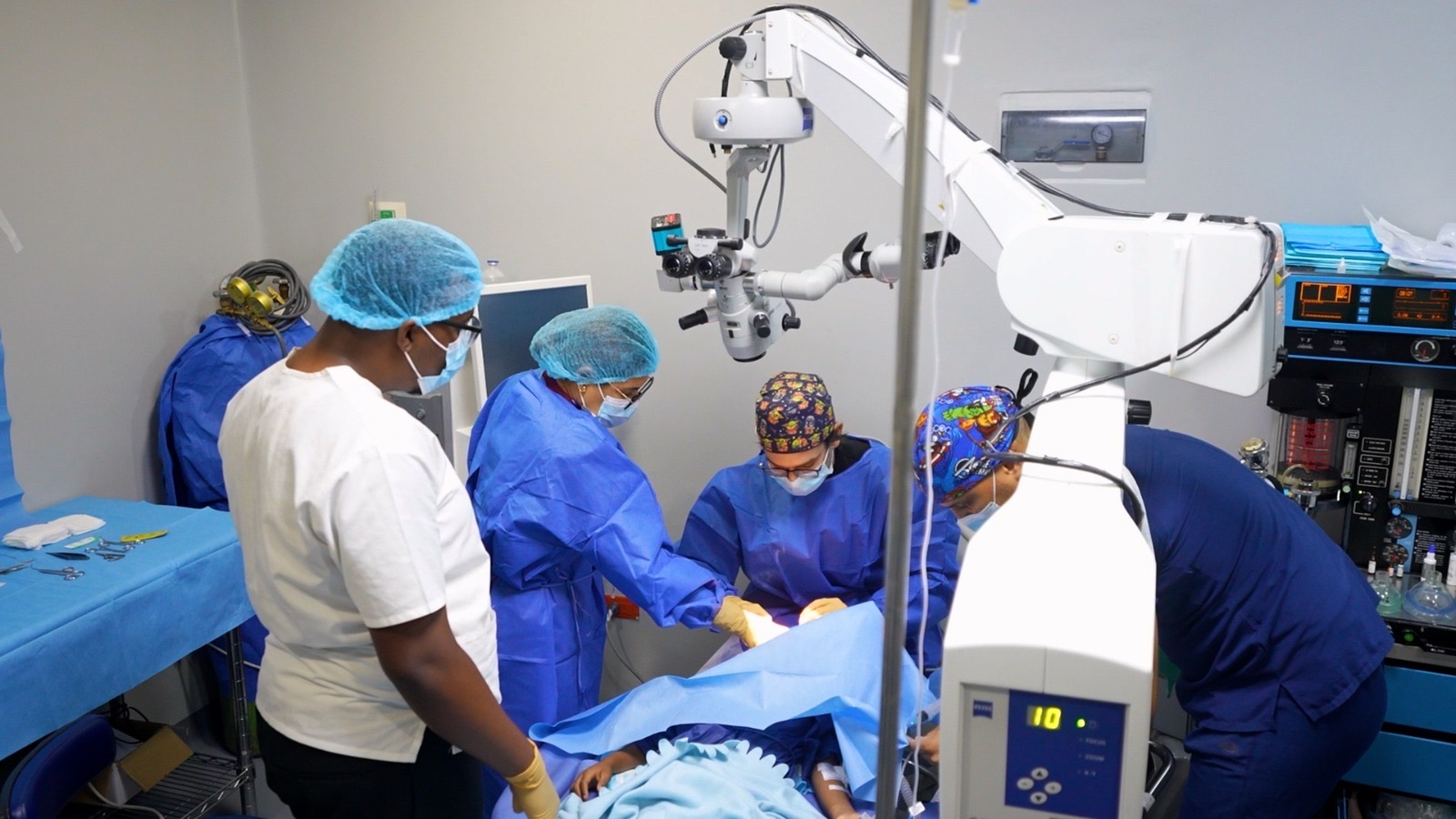 El INABIE transformará la vida de 9 estudiantes con cirugías oculares especializadas