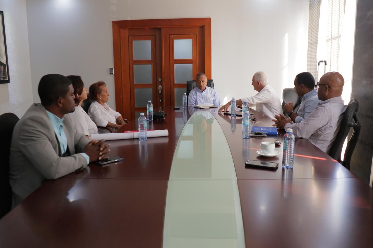 Munícipes y experto colombiano socializan con alcalde socializan plan para San Cristóbal