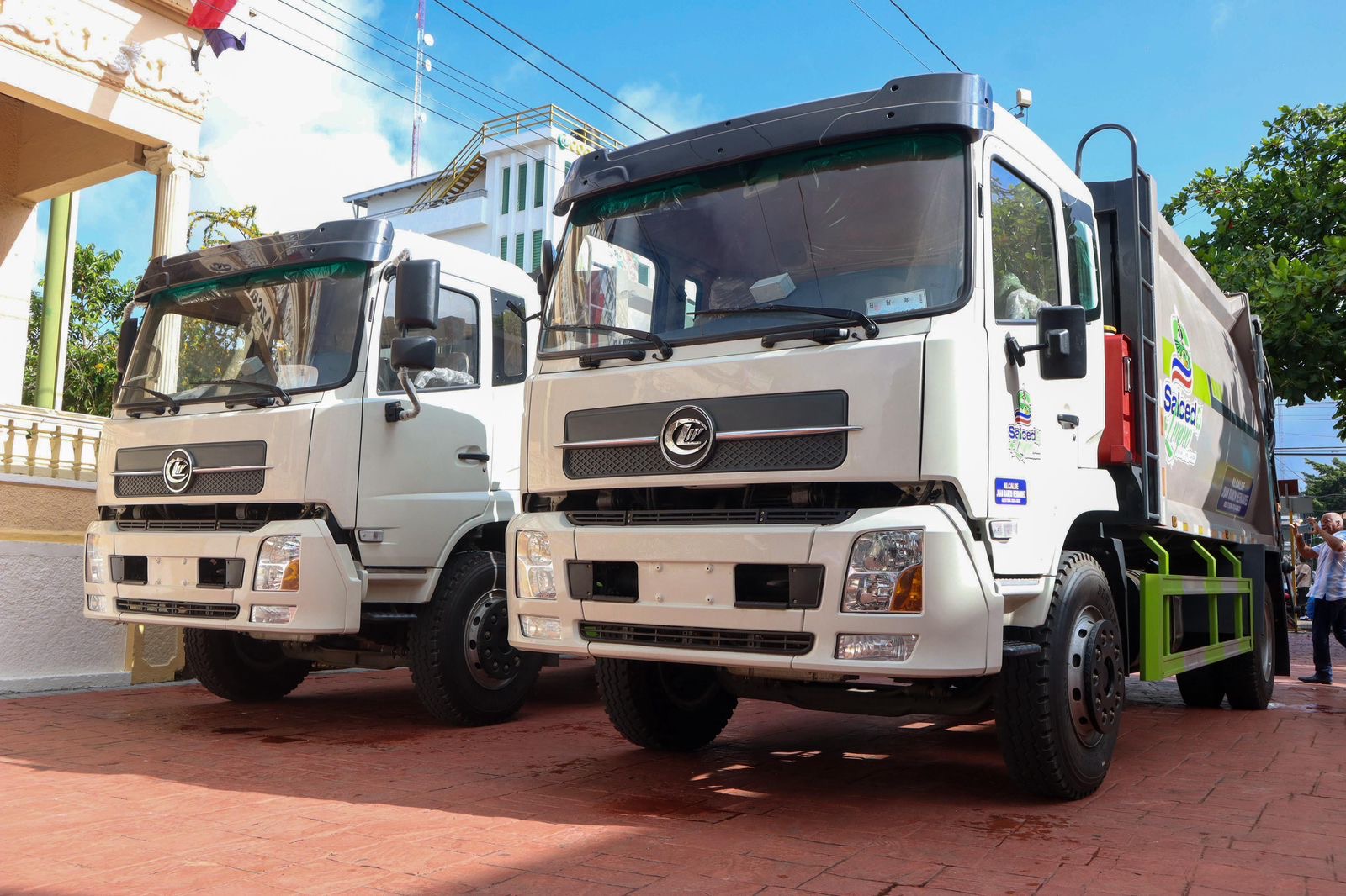 Alcalde Juan Ramón Hernández compra dos camiones compactadores para reforzar la recolección en Salcedo