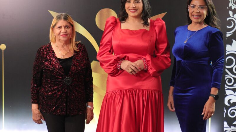 Premio Vive Sano reconoce a Carol G. Martínez Medina por su aporte al periodismo de salud