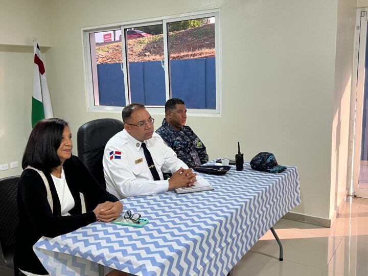 PN en Santo Domingo Norte sostiene reunión de trabajo con líderes comunitarios de Las Malvinas en Villa Mella.