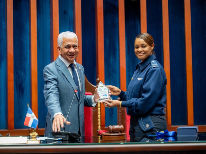 Oficiales de la Fuerza Aérea distinguen a Ricardo de los Santos por su compromiso con la excelencia académica