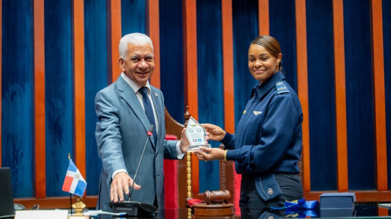 Oficiales de la Fuerza Aérea distinguen a Ricardo de los Santos por su compromiso con la excelencia académica