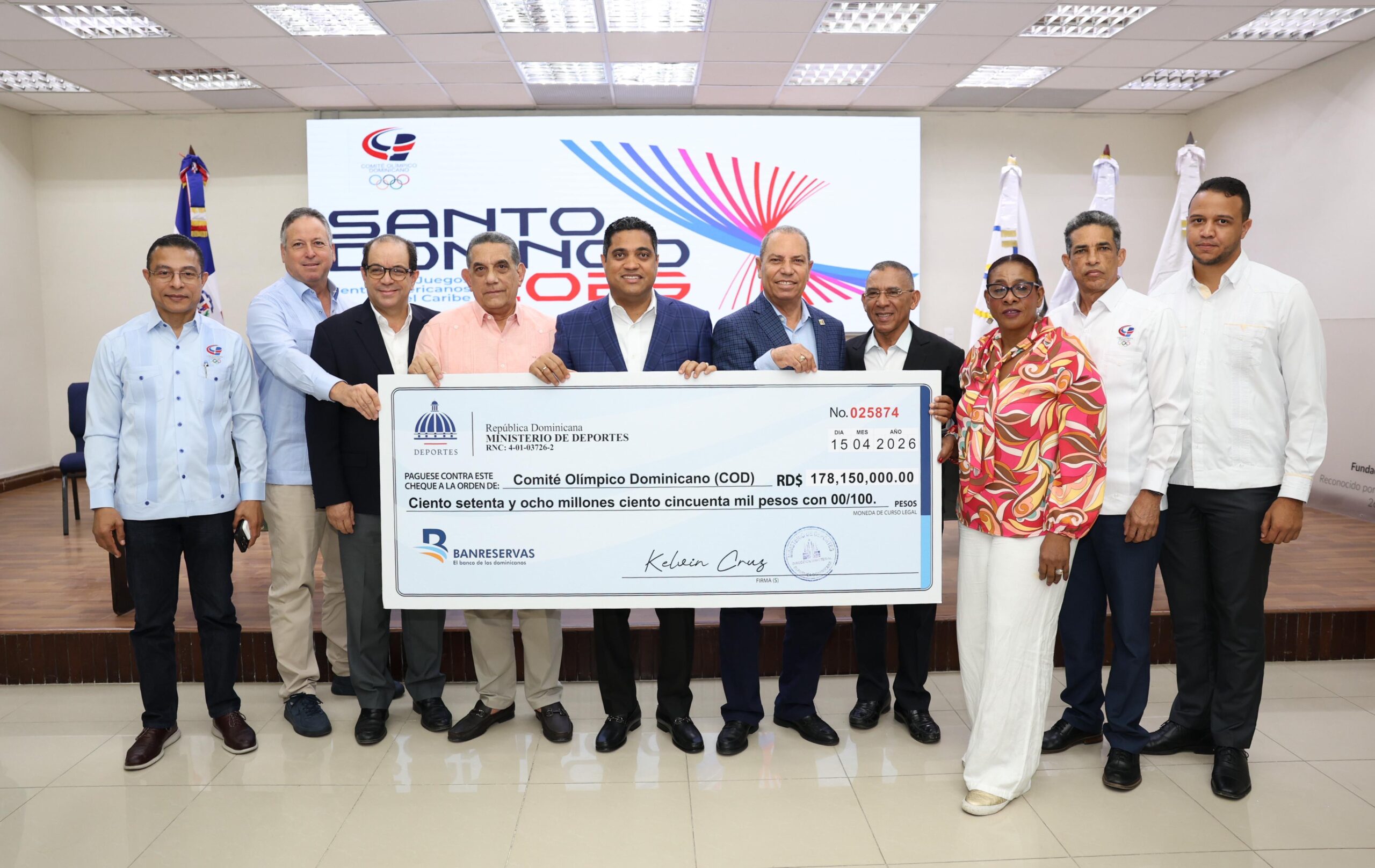 Ministro Kelvin Cruz entrega RD$178 millones más al COD para preparación de atletas