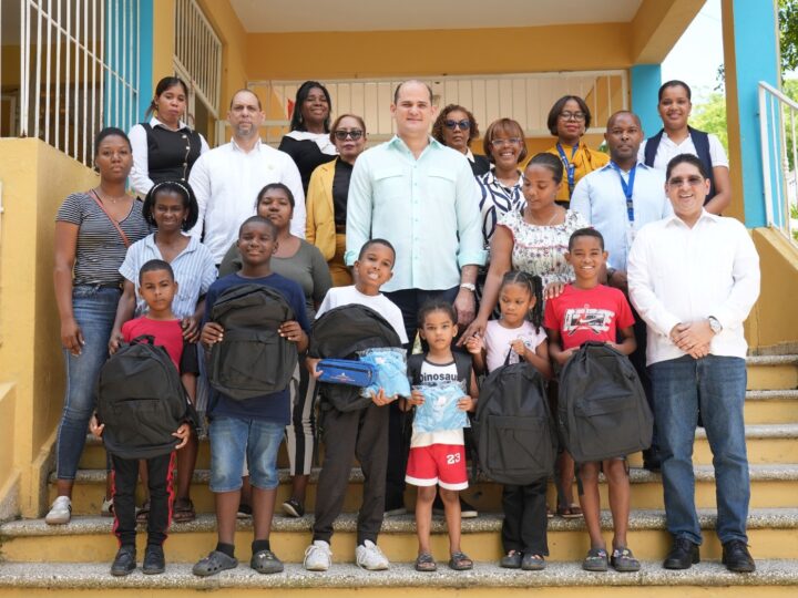 INABIE entrega útiles escolares a estudiantes afectados por lluvias