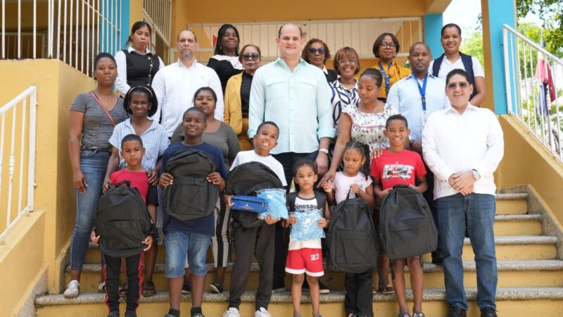 INABIE entrega útiles escolares a estudiantes afectados por lluvias