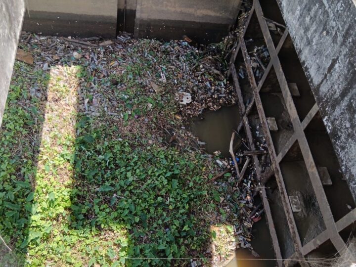 Toneladas de desechos obligan sacar de servicio acueducto Barrera de Salinidad