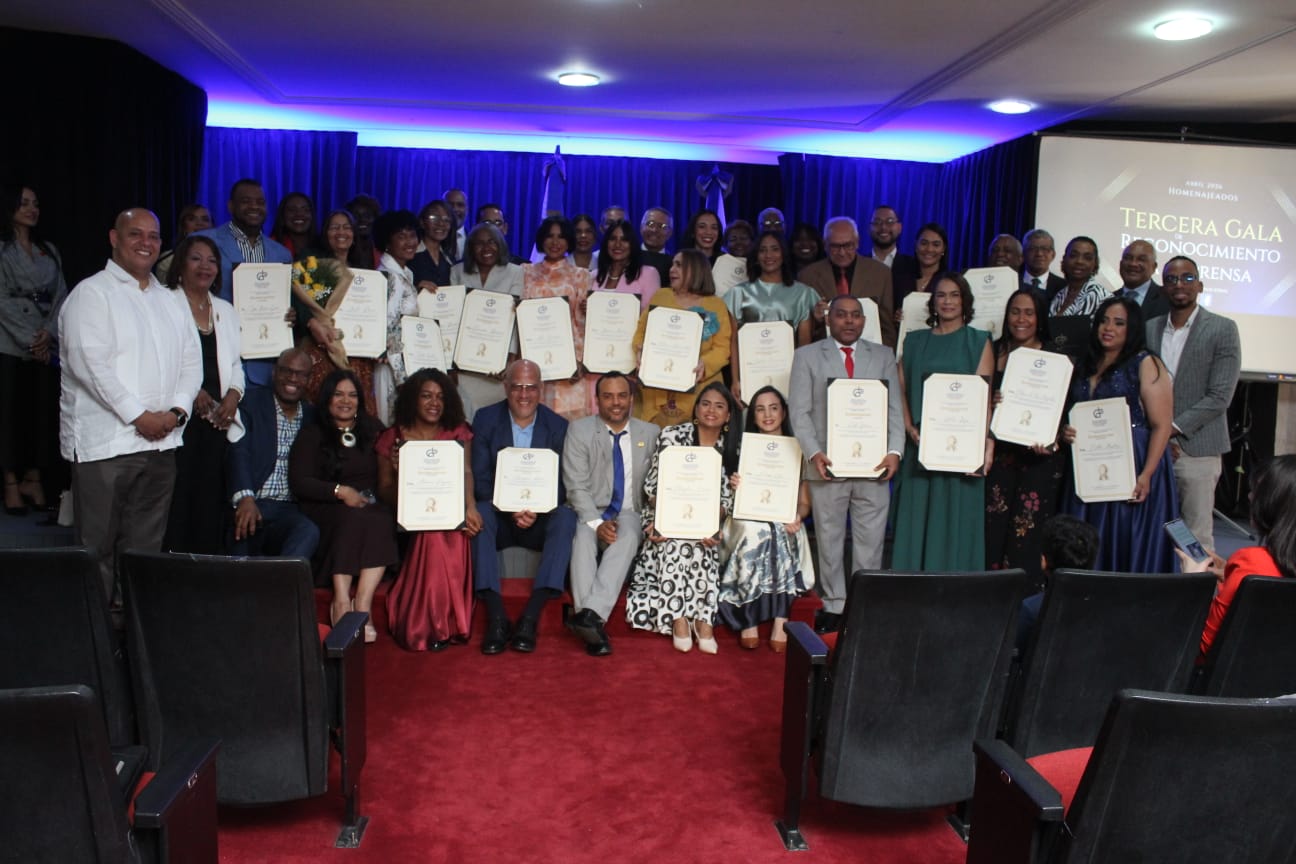 El CDP reconoce la trayectoria de 39 periodistas en emotiva gala