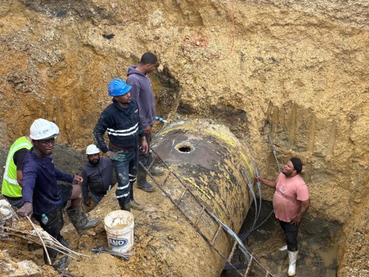 Camión perforador daña línea impulsión y obliga cierre acueducto Oriental (Barrera de Salinidad)