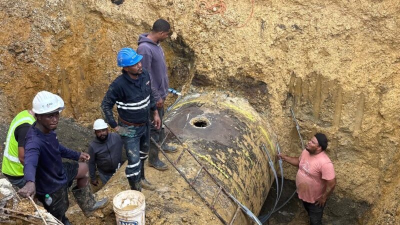 Camión perforador daña línea impulsión y obliga cierre acueducto Oriental (Barrera de Salinidad)