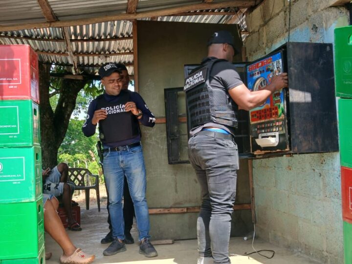 Policia preventiva y DINTEL ocupan máquinas tragamonedas ilegales durante operativos en SDN y Monte Plata.