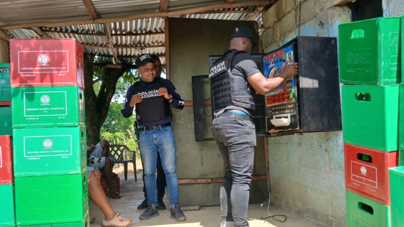 Policia preventiva y DINTEL ocupan máquinas tragamonedas ilegales durante operativos en SDN y Monte Plata.