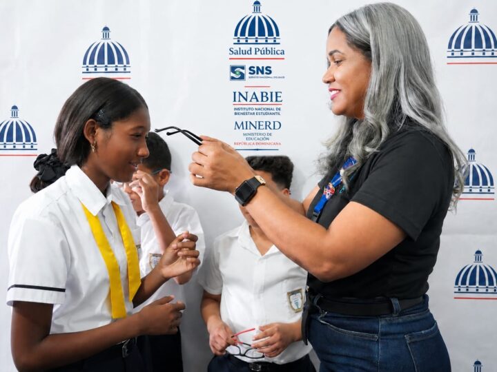 Programa Salud Escolar ampliará servicios y entrega de dispositivos médicos en centros educativos