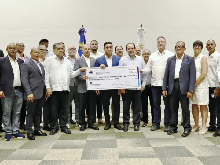 Ministro Kelvin Cruz completa entrega de RD$893 millones al COD para preparación de atletas rumbo a Santo Domingo 2026.