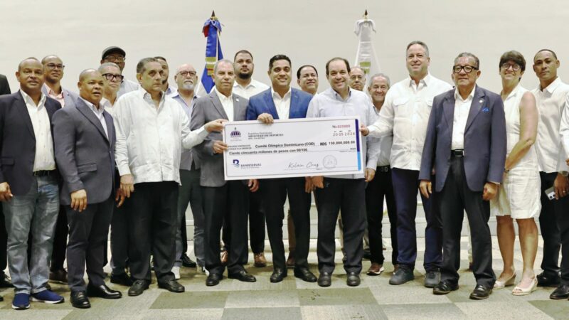 Ministro Kelvin Cruz completa entrega de RD$893 millones al COD para preparación de atletas rumbo a Santo Domingo 2026.