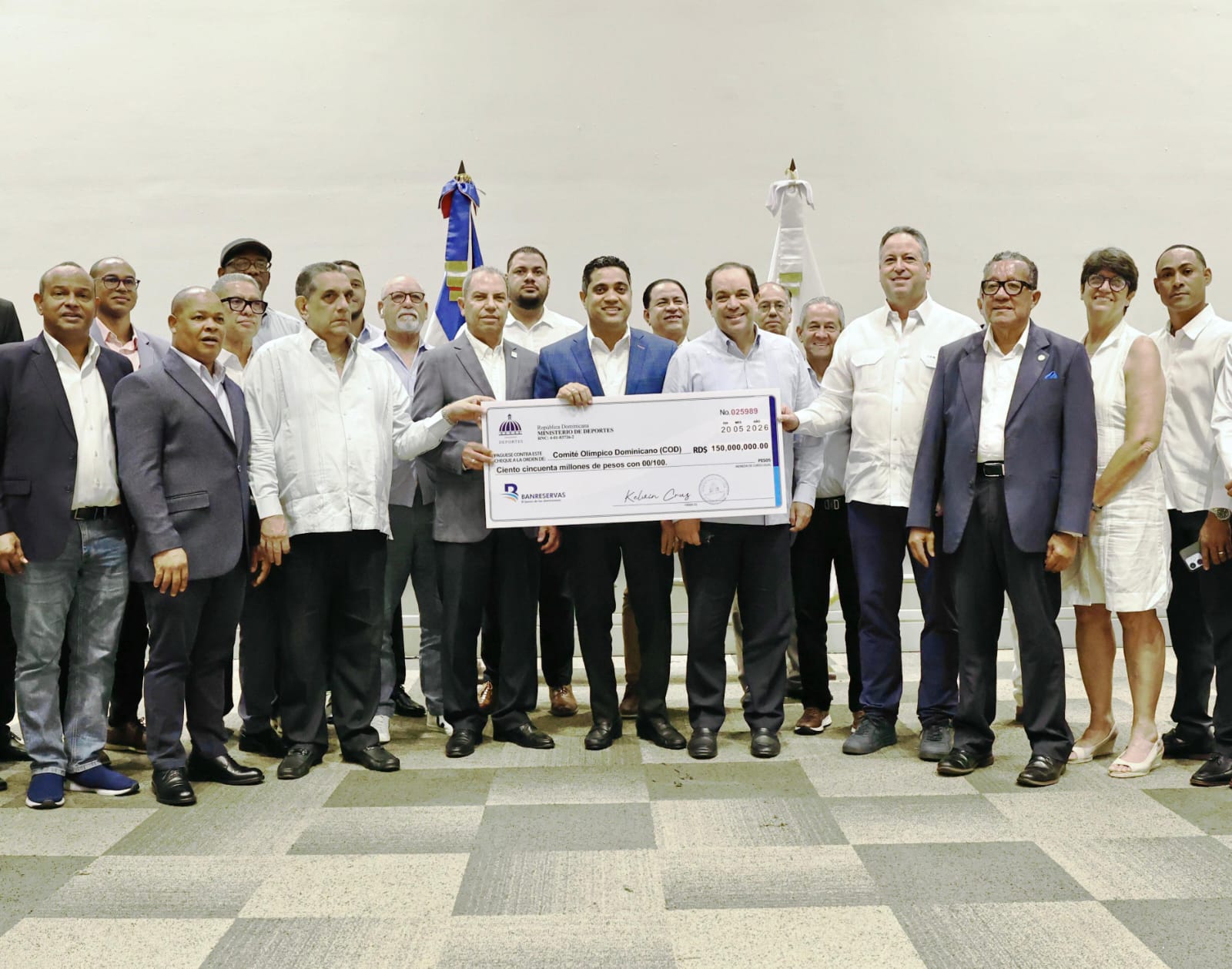 Ministro Kelvin Cruz completa entrega de RD$893 millones al COD para preparación de atletas rumbo a Santo Domingo 2026.