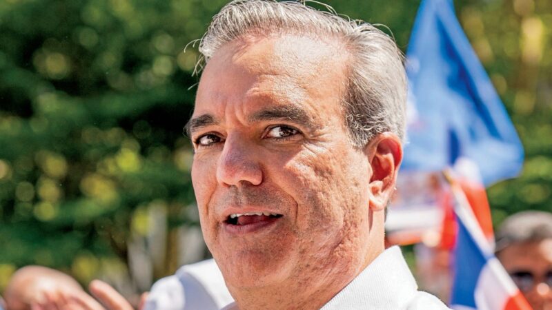 En los pasillos del Palacio Nacional hay un perro negro. No ladra siempre, pero su presencia pesa.  Se desliza entre oficinas, escucha más de lo que habla y actúa sin dejar firmas. El hombre no firma.