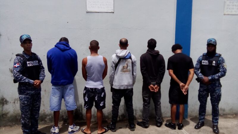 Policía detiene cinco antisociales en flagrante delito, les ocupa cuatro motocicletas y recupera pertenencias sustraídas a una persona en Sabana Perdida, SDN.