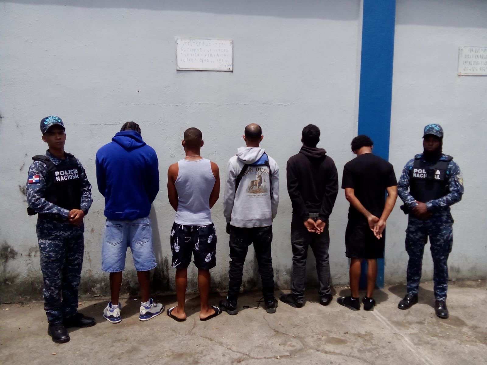 Policía detiene cinco antisociales en flagrante delito, les ocupa cuatro motocicletas y recupera pertenencias sustraídas a una persona en Sabana Perdida, SDN.