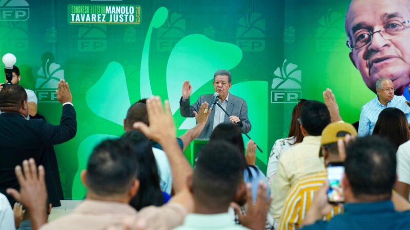 Leonel juramenta en la FP amplio grupo de dirigentes magisteriales y afirma que la educación será su prioridad